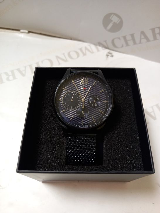 IN THE STYLE OF TOMMY HILFIGER NAVY MESH STRAP WRISTWATCH 