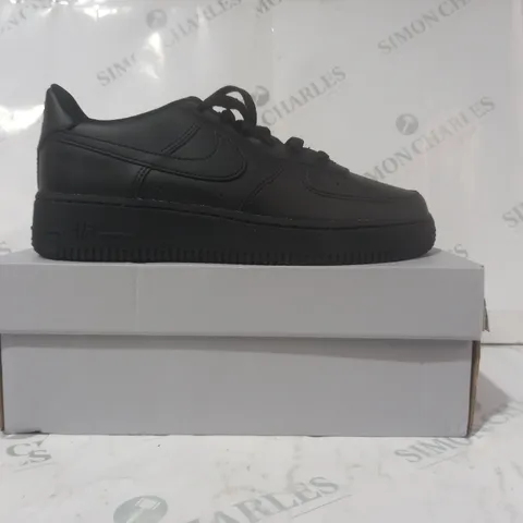 BOXED PAIR OF NIKE AIR FORCE 1 SHOES IN BLACK UK SIZE 6