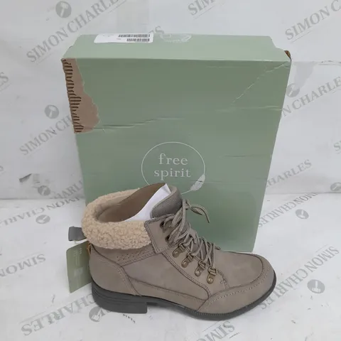 BOXED PAIR OF FREE SPIRIT SIZE 6 LEATHER LACED BOOTS IN OLIVE 