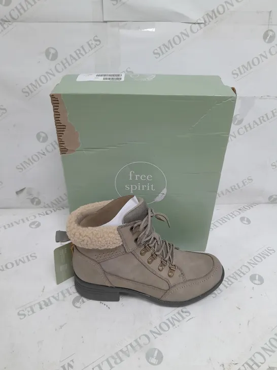 BOXED PAIR OF FREE SPIRIT SIZE 6 LEATHER LACED BOOTS IN OLIVE 