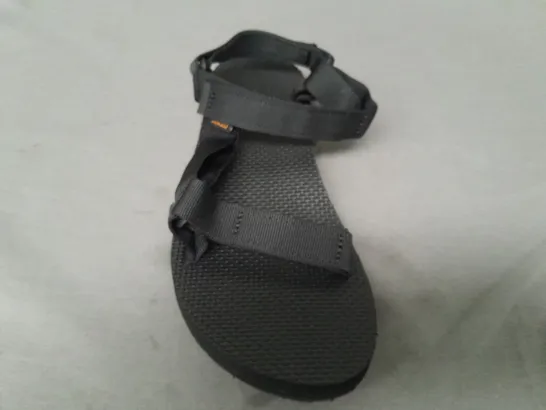 BOXED PAIR OF TEVA OPEN TOE SANDALS IN BLACK UK SIZE 8