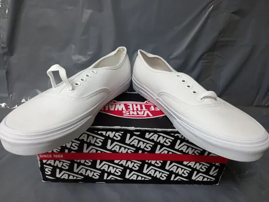 BOXED PAIR OF VANS LOW LACE UP SHOES IN WHITE - MENS US 9