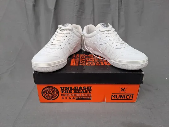 BOXED PAIR OF MUNICH SHOES IN WHITE UK SIZE 6