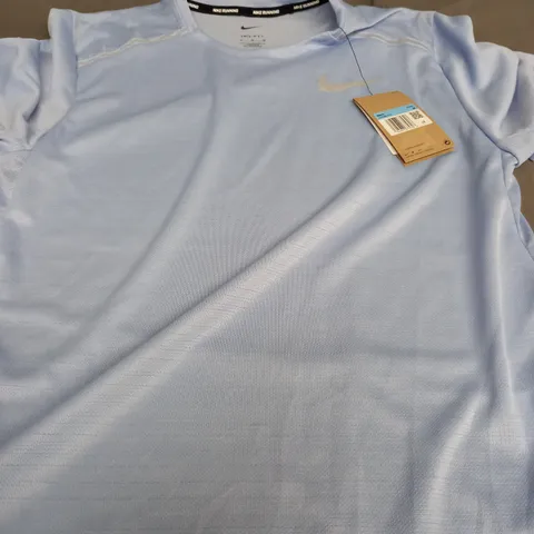 NIKE DRI FIT RUNNING LIGHT BLUE T-SHIRT - MEDIUM