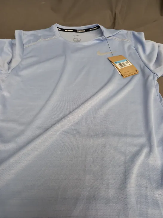 NIKE DRI FIT RUNNING LIGHT BLUE T-SHIRT - MEDIUM