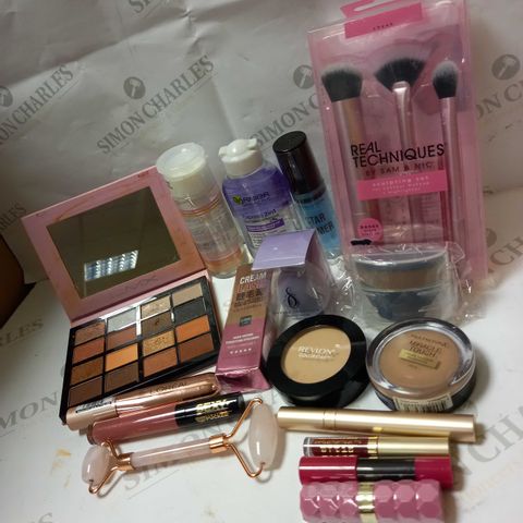 LOT OF APPROX 14 ASSORTED MAKEUP PRODUCTS TO INCLUDE SOAP & GLORY LIP GLOSS. LMX EYESHADOW PALETTE, MAKEUP BRUSHES, ETC