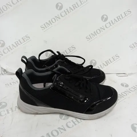 VIONIC AGILE CASSIS ZIP TRAINER IN BLACK - SIZE 4