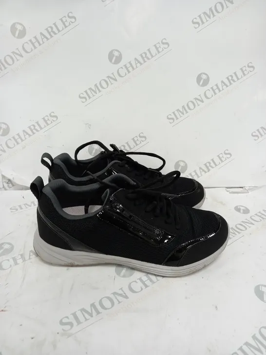 VIONIC AGILE CASSIS ZIP TRAINER IN BLACK - SIZE 4