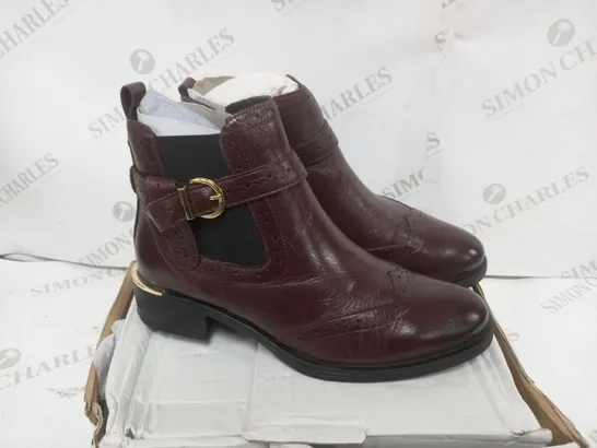 BOXED ANKLE BOOT BURGUNDY SIZE 6