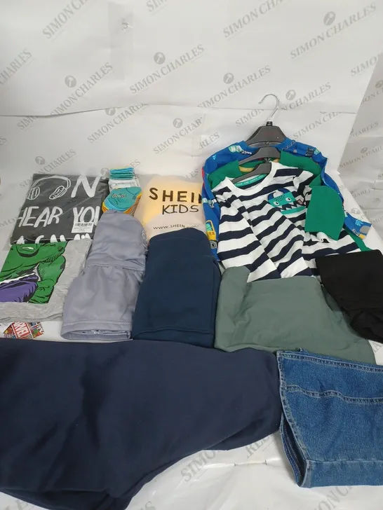 LOT OF ASSORTED KIDS CLOTHING ITEMS TO INCLUDE PYJAMAS, T-SHIRTS AND TROUSERS 