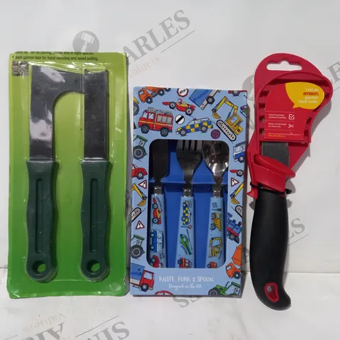 APPROXIMATELY 20 ASSORTED HOUSEHOLD ITEMS TO INCLUDE AMTECH GARDEN HOOK KNIFE, KNIFE FORK & SPOON, ETC