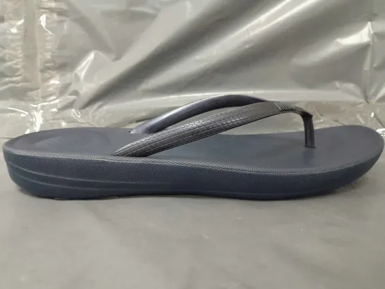 BOXED PAIR OF FITFLOP TOE-POST FLIP-FLOPS IN NAVY UK SIZE 4