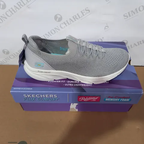 BOXED PAIR OF SKECHERS SIZE 6