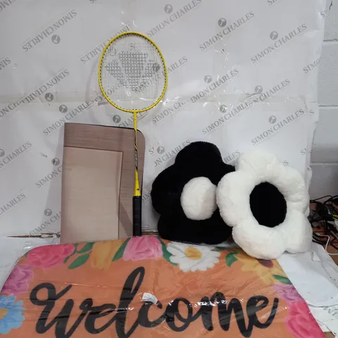 BOX OF APPROX 6 ASSORTED ITEMS TO INCLUDE - BADMINTON RACKET - SUNFLOWER CUSHIONS - WELCOME MAT ECT