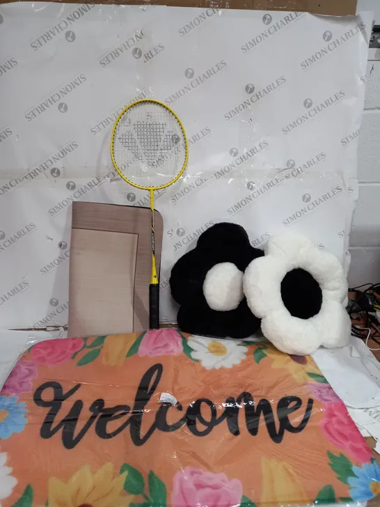 BOX OF APPROX 6 ASSORTED ITEMS TO INCLUDE - BADMINTON RACKET - SUNFLOWER CUSHIONS - WELCOME MAT ECT