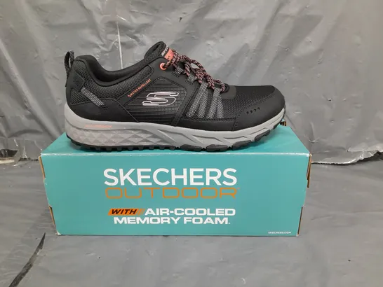 BOXED PAIR OF SKECHERS OUTDOOR MEMORY FOAM TRAINERS IN BLACK/HOT PINK SIZE 7