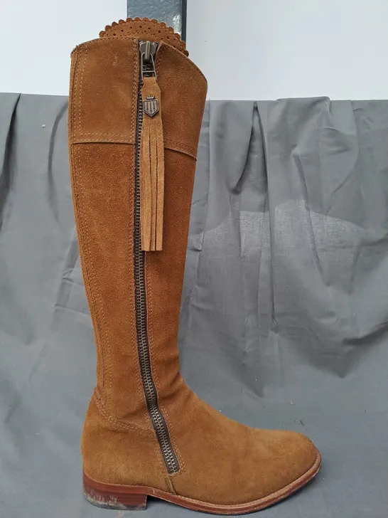 BOXED PAIR OF FAIRFAX & FAVOUR NARROW FIT SUEDE REGINA KNEE-HIGH BOOTS IN TAN SIZE 6