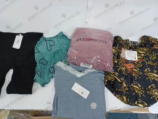 LARGE QUANTITY OF CLOTHING ITEMS TO INCLUDE DRESSES, SWEATERS, JEANS, T-SHIRTS, ETC