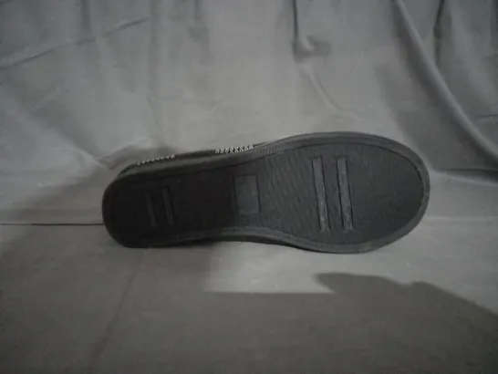 APPROXIMATELY 11 PAIRS OF FLAT SLIP ON SHOES IN VARIOUS SIZES 