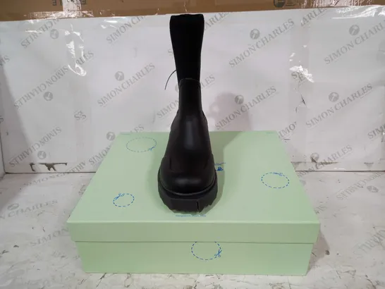 BOXED PAIR OF OFF WHITE SPONGE RUBBER RAINBOOTS IN BLACK UK SIZE 7