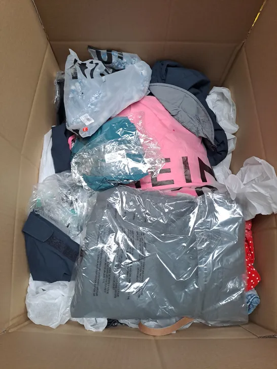 BOX OF APPROXIMATELY 25 ASSORTED CLOTHING ITEMS TO INCLUDE - T-SHIRT , JUMPER , TROUSERS ETC