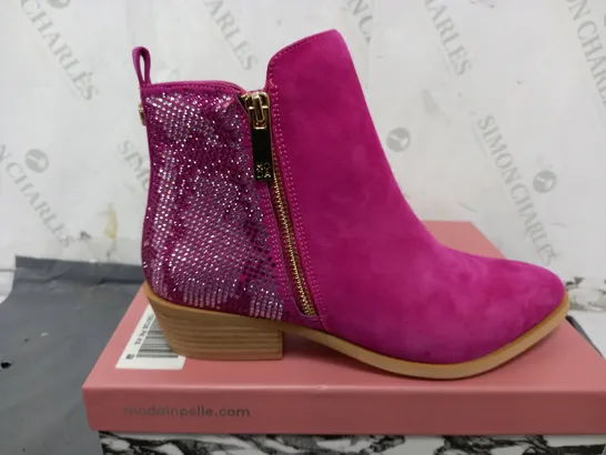 BOXED MODA IN PELLE KATREENA SUEDE HEEL BOOTS IN PINK - SIZE 39