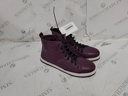 UNBOXED PAIR OF ADE LEATHER TOP TRAINER PURPLE BOOT SIZE 8