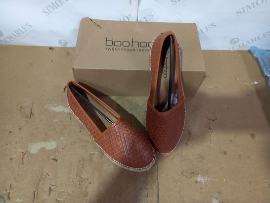 BOXED PAIR OF BOHOO BROWN SHOES SIZE 4