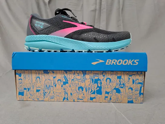 BOXED PAIR OF BROOKS TRAIL DIVIDE 3 SHOES IN BLACK/CYAN/PINK UK SIZE 6.5