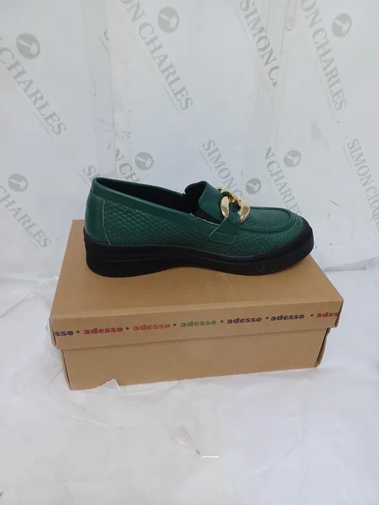 BOXED ADESSO LADIES FLAT SHOES WITH GOLD CHAIN DETAIL GREEN SIZE EU 39