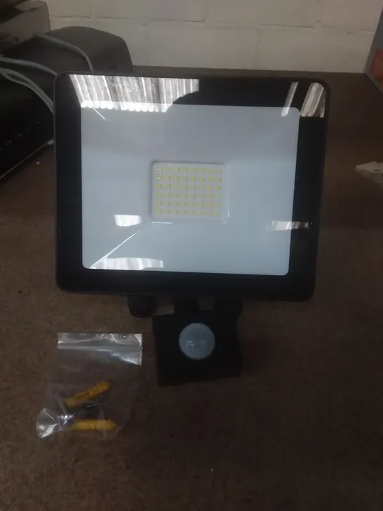 LUTEC TEC30 30WATT MOTION SENSOR LIGHT