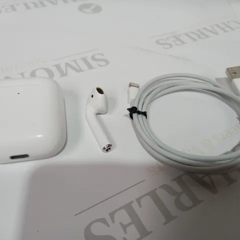 APPLE AIRPODS (2ND GEN) WITH CHARGING CASE
