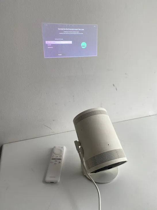 BOXED SAMSUNG SP-L5P3BLA PORTABLE LED PROJECTOR WITH POWER LEAD AND REMOTE