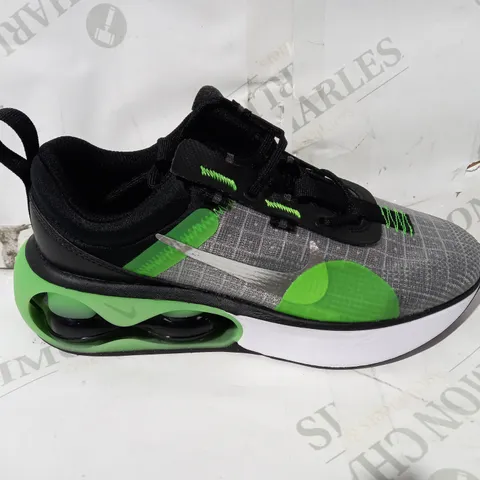 BOXED PAIR OF DESIGNER TRAINERS IN THE STYLE OF NIKE AIR MAX IN GREY/GREEN/BLACK UK SIZE 4