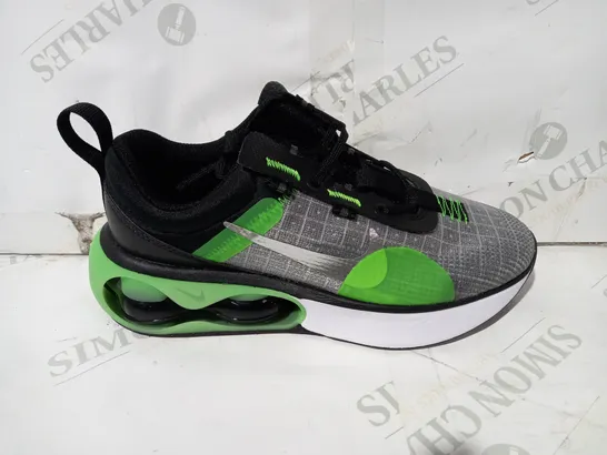 BOXED PAIR OF DESIGNER TRAINERS IN THE STYLE OF NIKE AIR MAX IN GREY/GREEN/BLACK UK SIZE 4