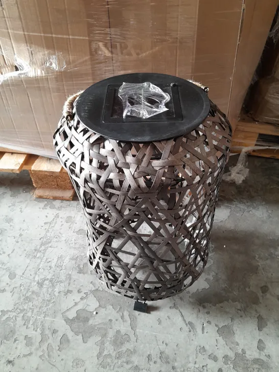 CRISS CROSS ARUBA WEAVE SOLAR RATTAN LAMP