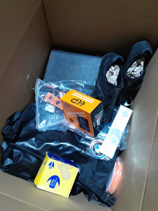 BOX OF APPROXIMATELY 20 ITEMS TO INCLUDE ECX SHOES, CAR BADGES, OIL FILTER ETC