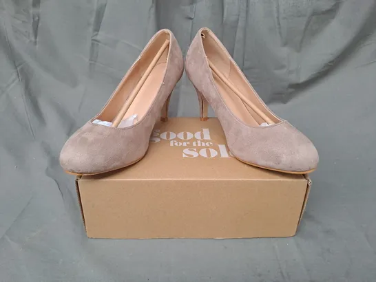 BOXED PAIR OF GOOD FOR THE SOLE WIDE FIT HEELED SHOES IN TAUPE SIZE 7