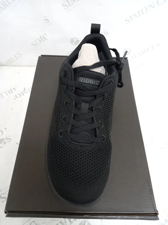 BOXED VIONIC BLACK TRAINER'S SIZE 6