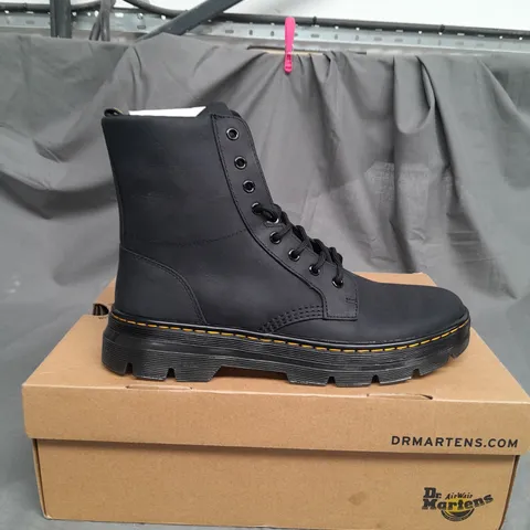 BOXED PAIR OF DR MARTENS COMBS LEATHER BOOTS IN BLACK SIZE UK 9.5