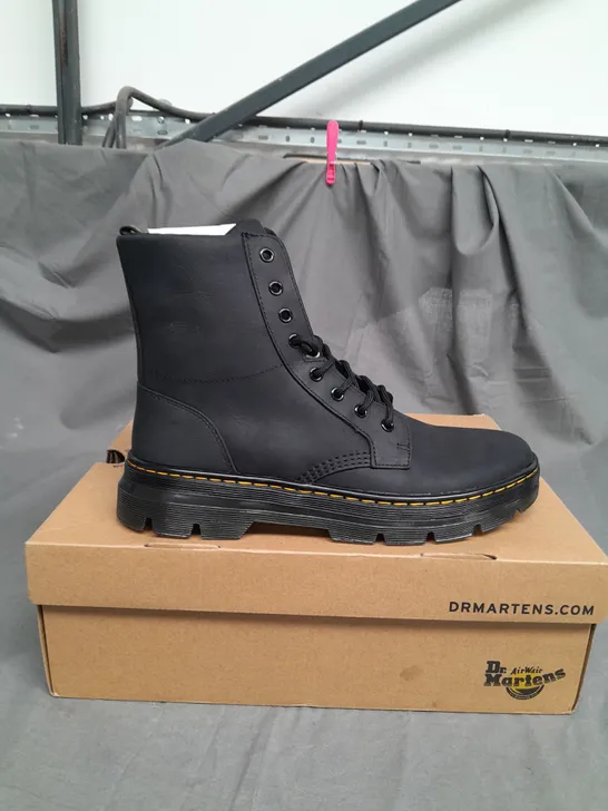 BOXED PAIR OF DR MARTENS COMBS LEATHER BOOTS IN BLACK SIZE UK 9.5