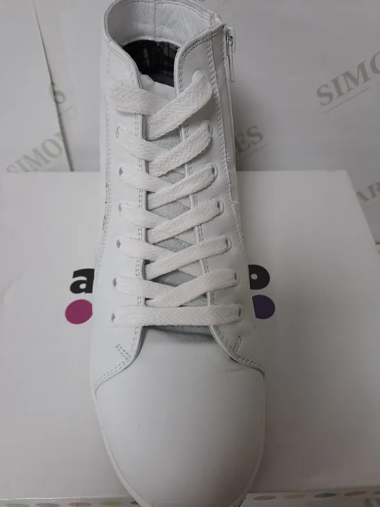 BOXED LEATHER WHITE BOOTS SIZE 6