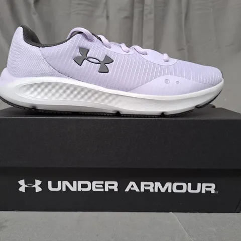 BOXED PAIR OF UNDER ARMOUR CHARGED PURSUIT TRAINERS IN LILAC UK SIZE 6