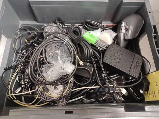 BOX OF APPROX 15 ASSORTED CABLES AND POWER LEADS