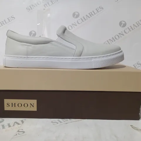 BOXED PAIR OF SHOON EIDOLON TRAINERS IN OFF WHITE SIZE 7