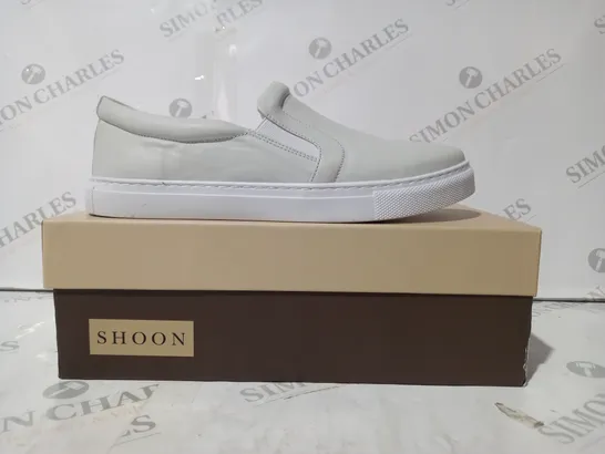 BOXED PAIR OF SHOON EIDOLON TRAINERS IN OFF WHITE SIZE 7