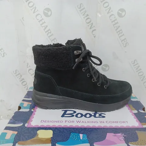 BOXED PAIR OF SKECHERS ON-THE-GO STELLAR WATERPROOF LACE UP BOOTS IN BLACK SIZE 4