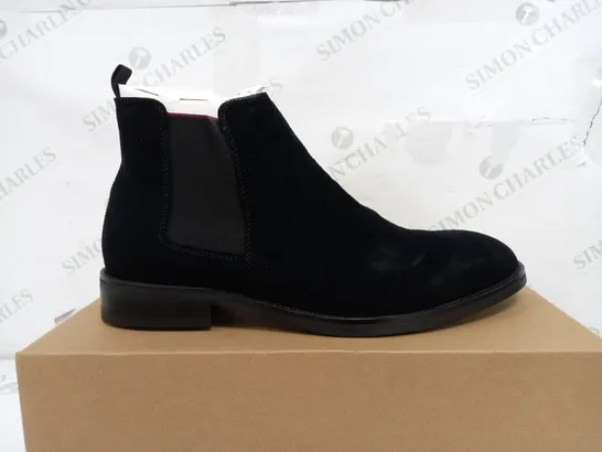 BOXED PAIR OF VERY MAN PLATFORM ELASTIC BOOTS IN BLACK - EUR 45