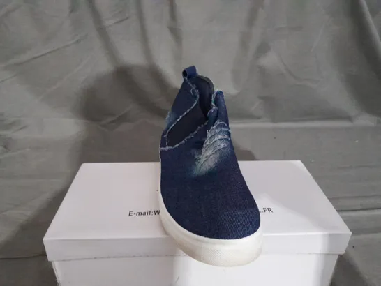 APPROXIMATELY 12 BOXED PAIR OF BLUE SLIP ON TRAINERS IN VARIOUS SIZES TO INCLUDE SIZE 37EU 