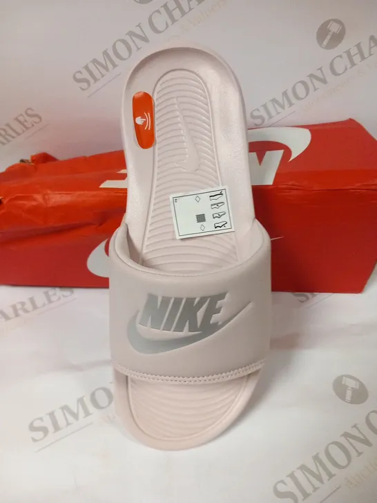 BOXED NIKE W VICTORI SLIDERS SIZE 5.5